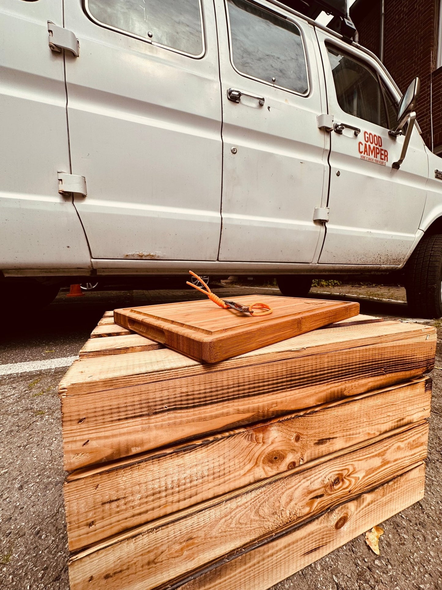 Holzbrett zum Stulle schmieren auf Tour - Good Camper - Showroom & Onlineshop für Dachzelte HH
